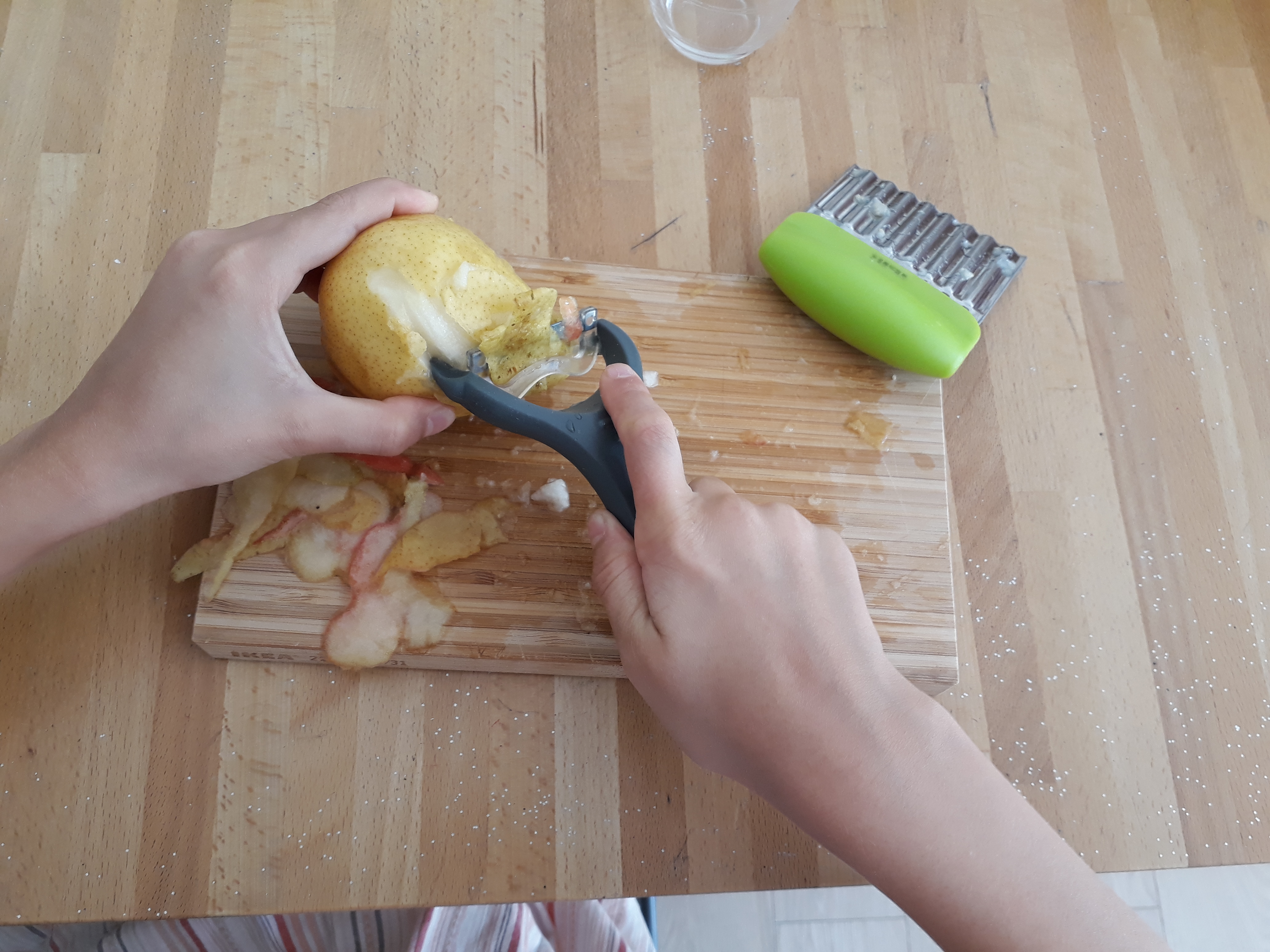 pédagogie Montessori ustensiles cuisine enfant motricité fine