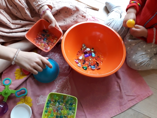 perles d'eau,motricité fine,bac sensoriel