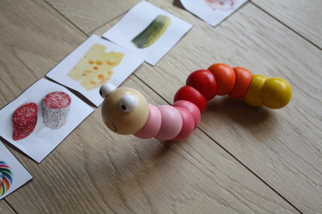 chenille qui fait des trous,livre