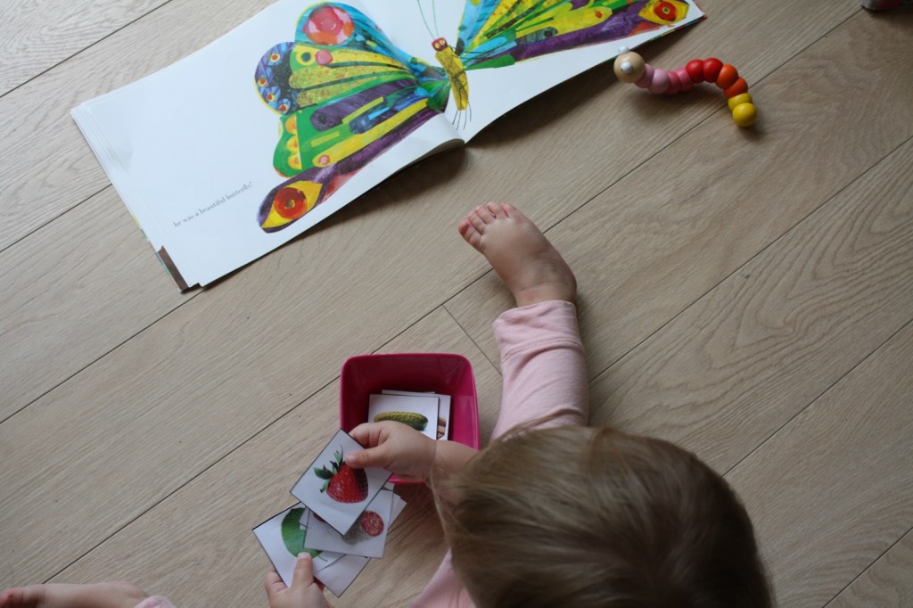 chenille qui fait des trous,livre