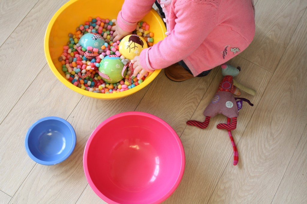 Transvaser activité éveil bébé Montessori (2).JPG