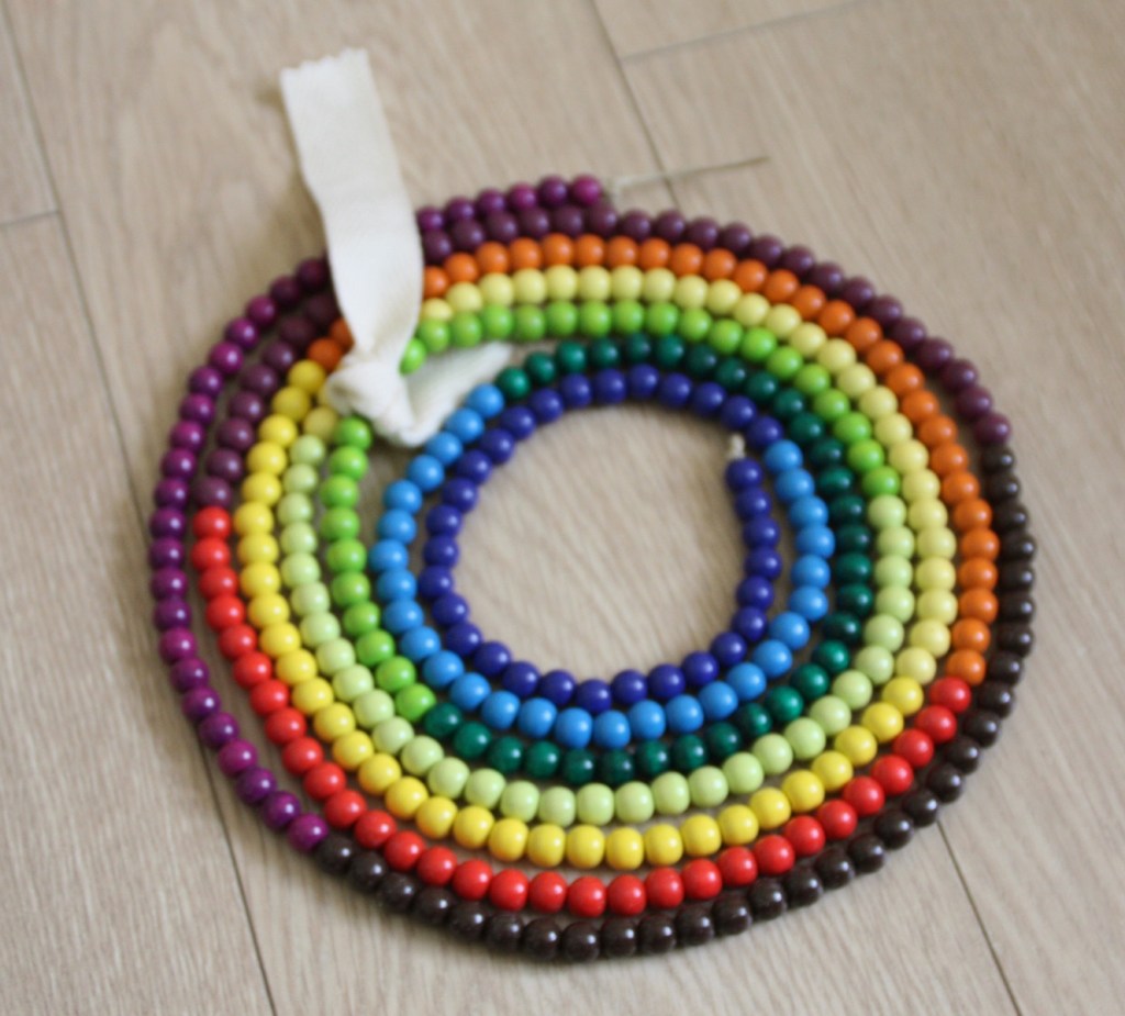 pédagogie Montessori chaîne de l'année 365 jours perles