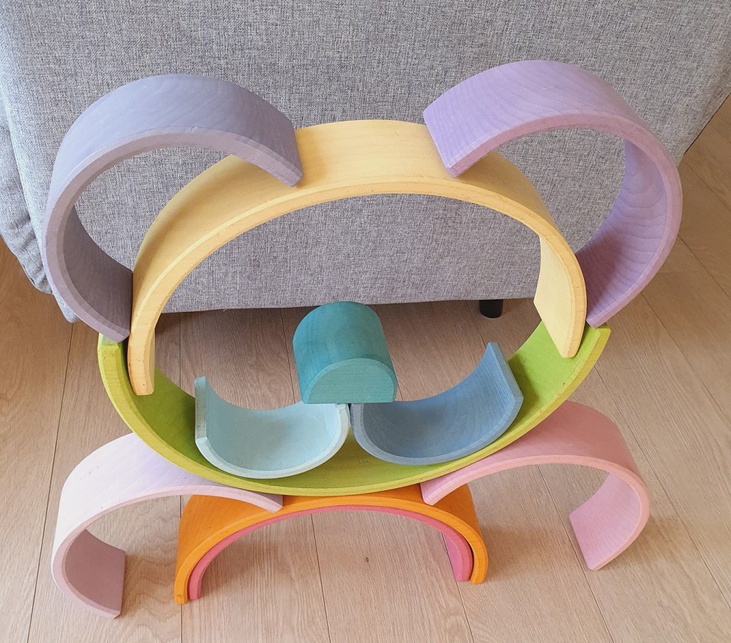 arc-en-ciel grimm's jouets en bois construction équilibre ourson défi challenge
