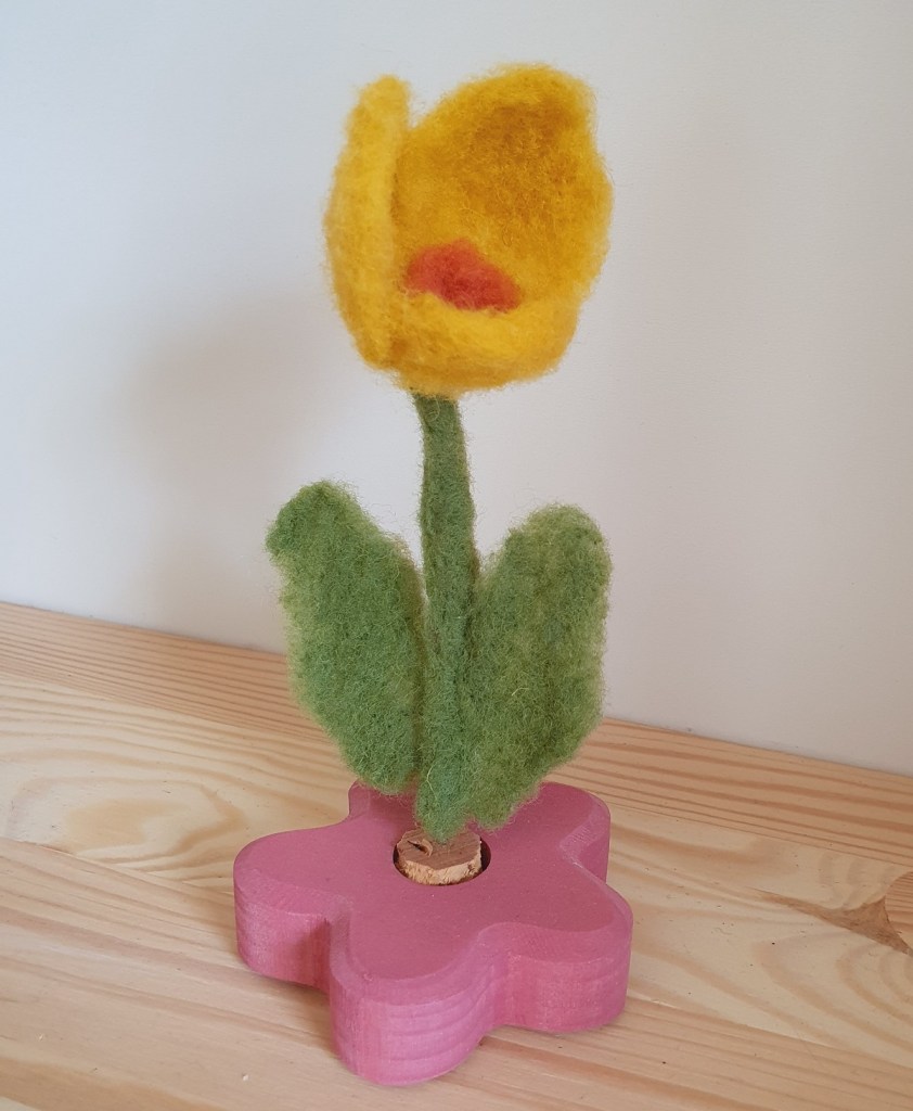 laine feutrée feutrage aiguille fleur narcisse steiner-waldorf